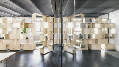 Stimmungsvolles Licht fällt in das Office der Kreativagentur und Medienproduktion MAVEO in Stuttgart